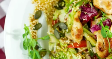 Salada de Frango Grelhado com Abacate e Quinoa