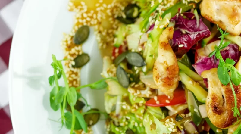 Salada de Frango Grelhado com Abacate e Quinoa